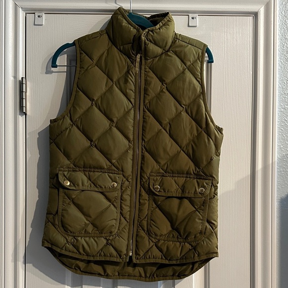 J. Crew Excursion Quilted Down Vest Olive Green XS Cabincore Outdoors Preppy - Picture 2 of 9